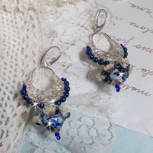 BO Flores de Lótus montadas com Contas Venezianas Capri Azul/Branco e Conectores de Velas de Meia-Lua