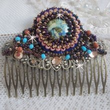 Bonjour Paris Hair Comb bordado com um cabochon de resina, pedras preciosas (Pedra de Ouro ou Pedra do Sol), contas redondas e contas de sementes