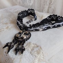 Colar pendente Goldnight bordado com cristais Swarovski em estilo barroco