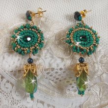 BO Charnelle bordado com contas redondas e cabochões Swarovski, gotas facetadas e contas de sementes