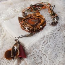 Colar Romântico Âmbar Bordado com Caramelo/Orange/Mahogany, pedras semipreciosas (Ágata, Citrina, Picasso Jasper) e Cristais Swarovski
