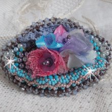 Mademoiselle Bluse Haute-Couture clip de cabelo bordado com renda cinzenta pérola, pérolas redondas, flores Lucite e missangas de sementes