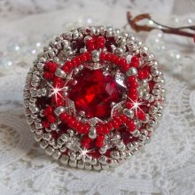 Drigon Red ring bordado com um cabochão de cristal Swarovski vermelho, luneta de prata e missangas de sementes