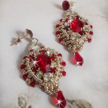 BO Drigon Red bordado com cabochões Swarovski cristal Siam, luneta, contas de sementes de prata e pinos de orelhas de borboleta de prata 925/1000