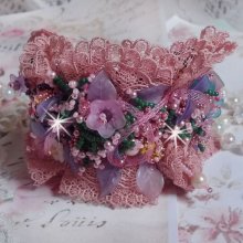 Pulseira Jardin Poétique bordada com renda Old Rose Antique, cristais Swarovski, acessórios banhados a ouro 18 e 24 quilates, madrepérola, pérolas e pérolas de sementes