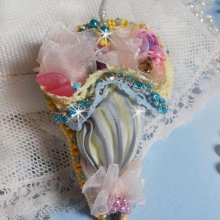 Pregadeira de flores bordada com fita de seda cinzenta/amarela, cristais Swarovski, flores Lucite, contas Mãe das Pérolas, rendas e contas de sementes