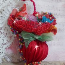 Guarda-chuva Ruby Broche bordado com fita de seda vermelha, cristais Swarovski, flores Lucite, contas de vidro Boémio e contas de sementes