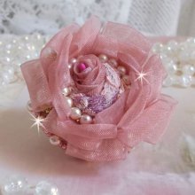 Anel Douceur Poudrée Haute-Couture criado com rendas muito finas, fita Old Rose Antique Organza, cristais Swarovski e missangas de sementes Miyuki.