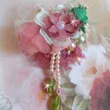Pregadeira em pó macio criada com renda, fita de organza, contas Swarovski, miçangas de vidro e contas de sementes 