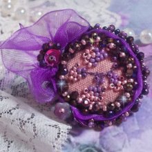 Anel Romântico Lady Ring bordado num tecido de linho rosa com contas de sementes Pink, Iris, Purple e Peach 