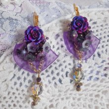 BO Lady Romantique bordada com flores de sino, cabochons de rosa, cristais PureCrystal, corrente dourada e fita de organza