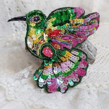 Broche Colibri Hibiscus brodée avec sequins, perles verres et perles Cristal Swarovski