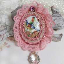 Broche Amour d’oiseaux brodée avec cabochon porcelaine de limoge, perle cristal, dentelle et pendentif cristal de verre