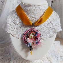 Pendentif Belle Classe brodé avec ruban, cabochon verre, strass, étamines et perles cristal Swarovski