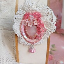 Pendentif C&oelig;ur de Quartz brod&eacute; avec cabochon Quartz, sequins, fleurs verres, dentelle et Perles Cristal Swarovski