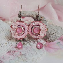 BO Dahlia brod&eacute;es avec sequins, fleurs acryliques, rocailles verres et perles Cristal Swarovski