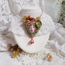 Collier La Belle au Bois Dormant cr&eacute;&eacute; avec cabochon c&oelig;ur p&acirc;te polym&egrave;re, ruban de soie, fleur r&eacute;sin&eacute;e, accessoires laiton