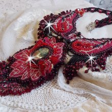 Colar cardeal bordado em vermelho e preto com Jasper vermelho, contas de ónix e cristais Swarovski