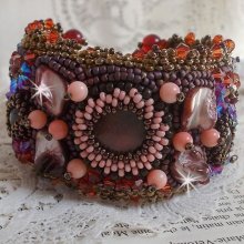 Pulseira Topaz Cuff bordada com um disco de mogno perolado, ametista, coral rosa claro, cristais Swarovski e contas de sementes