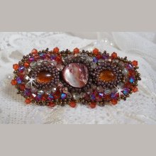 Clipe de cabelo Topaz bordado com um cabochon em mogno madrepérola, cristais Swarovski e missangas de sementes