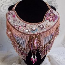 Colar Rosa Eterna bordado com pedras semi-preciosas e cheio de contas de várias qualidades