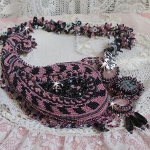 Colar plastrão Ville d'un Soir Noir et Rose, um reflexo de luz bordada com cristais de Quartzo e Swarovski