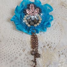 Belle Epoque Haute-Couture broche é bordado com cristais Swarovski, pérolas redondas, encantos, fitas e missangas de sementes