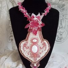 Colar de lírios cor-de-rosa com gema de Howlite branca, contas de sementes, rendas e várias contas estilo Haute-Couture