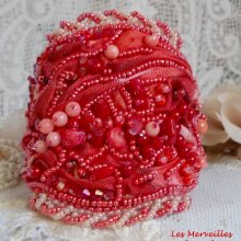 Pulseira de punho de coralie bordada com coral vermelho, rosa claro e pérolas de sementes