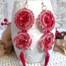 BO Coralie bordada com pedras semi-preciosas de coral, cristais Swarovski, contas de sementes e ganchos de 14 quilates cheios de ouro