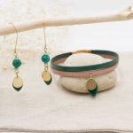 Conjunto de brincos e bracelete de couro com lantejoulas verdes de abeto