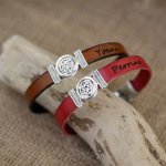 Pulseira de couro decorada com nó celta, personalizável por gravação
