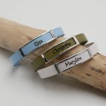 Bracelete em pele com armação em aço inoxidável gravada com um nome próprio ou uma palavra 