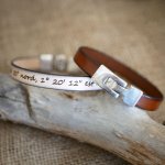 Pulseira mista de couro com T-clasp gravado na sua escolha de cores