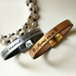 Pulseira de couro gravada personalizada para mulher
