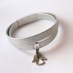 Bracelete dupla em pele flexível, prateada, com pendente à escolha