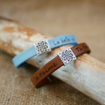 Pulseira de couro decorada com um quadrado celta que pode ser personalizado através de gravura