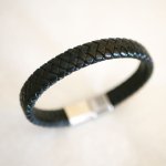 Bracelete de couro preto entrançado para homem com fecho de aço magnético e fecho de correr