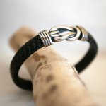Pulseira em pele preta com nó celta e fecho de aço magnético