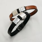 Pulseira de couro para homem com quadrados de metal martelado para personalizar