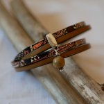 Pulseira dupla de couro étnico com pérola de encanto