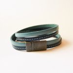 Bracelete em pele azul com costura dupla e fecho magnético