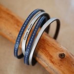 Bracelete dupla em pele azul com pesponto e escolha de cores para personalizar através de gravação