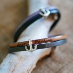Pulseira duo de couro com desenho de âncora da marinha gravada