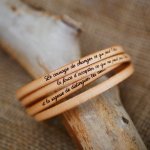 Pulseira de couro fino em 4 pulseiras personalizadas com gravação