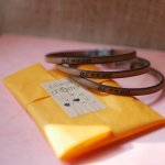 Conjunto de 20 braceletes de couro gravadas para prendas de convidados de casamento ou Save the date