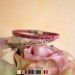 Pulseira de couro fino personalizável para mulheres 