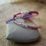 Pulseira de couro para menina com pena para personalizar com gravação 