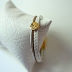 Pulseira de punho em pele branca e dourada com cabochão da Árvore da Vida