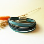 Pulseira de punho em pele para mulher em tons de azul